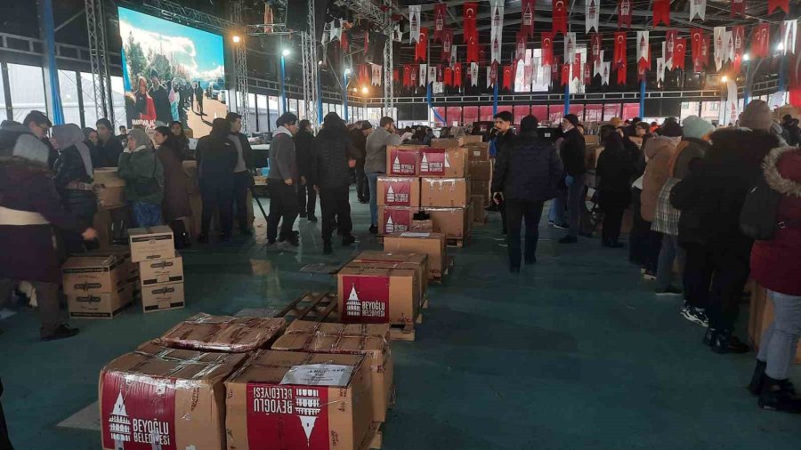 Ünlü Dizi Oyuncuları Beyoğlu’ndaki Deprem Yardım Çalışmalarına Katıldı