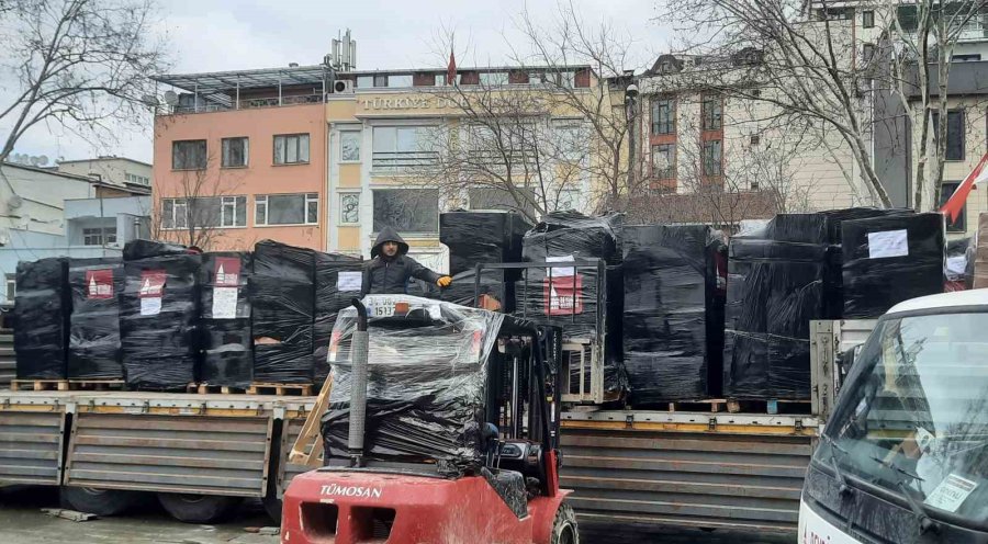 Ünlü Dizi Oyuncuları Beyoğlu’ndaki Deprem Yardım Çalışmalarına Katıldı