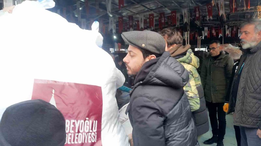 Ünlü Dizi Oyuncuları Beyoğlu’ndaki Deprem Yardım Çalışmalarına Katıldı