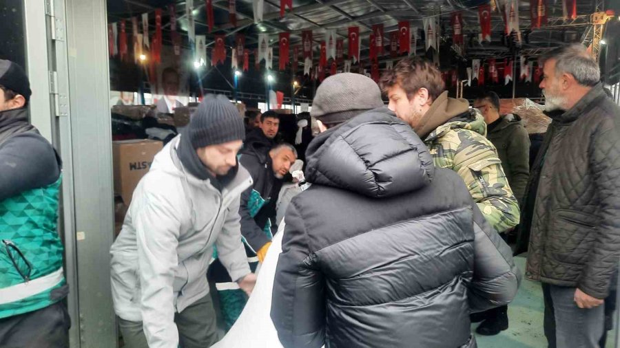 Ünlü Dizi Oyuncuları Beyoğlu’ndaki Deprem Yardım Çalışmalarına Katıldı