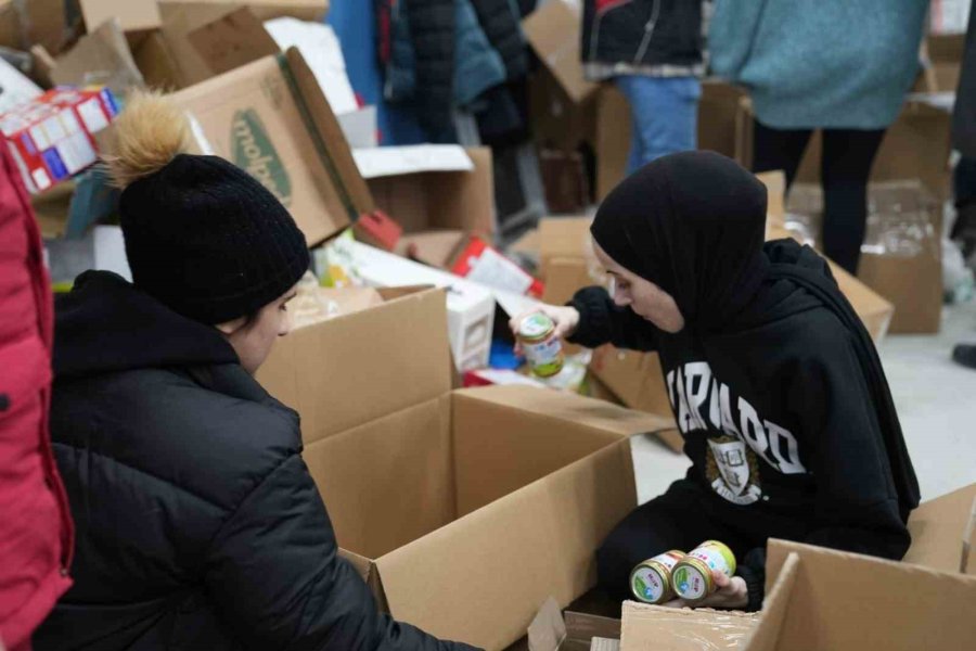 Ümraniye’den Deprem Bölgesine 100 Tır Yardım Malzemesi