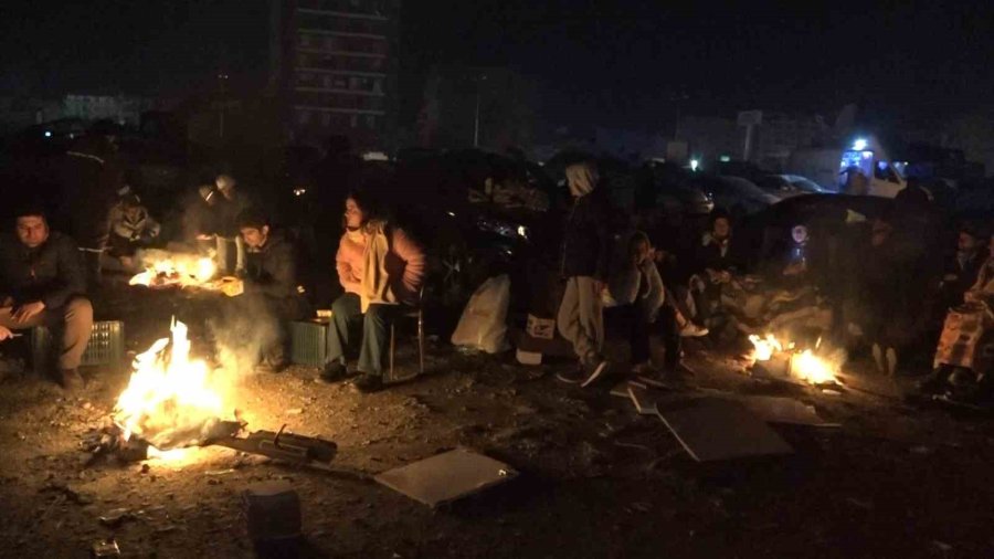 Hatay’da Depremzedeler Dondurucu Soğukta Geceyi Ateş Başında Geçiriyor