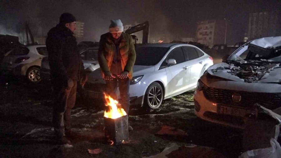 Hatay’da Depremzedeler Dondurucu Soğukta Geceyi Ateş Başında Geçiriyor