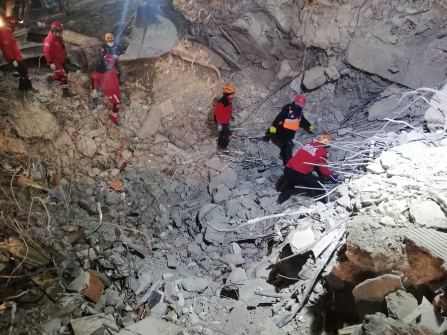 Eskişehir Dak Ekibi 4’üncü Günde Hamile Kediyi Enkazdan Kurtardı