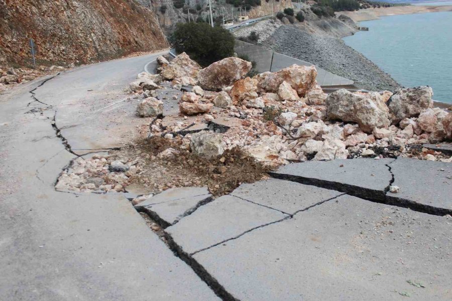 Kartalkaya Barajı’nda Yol Ortadan İkiye Ayrıldı