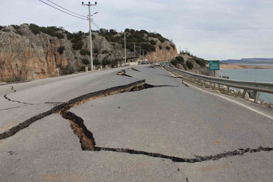 Kartalkaya Barajı’nda Yol Ortadan İkiye Ayrıldı