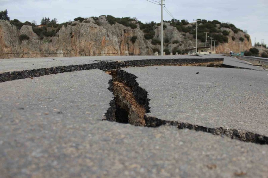 Kartalkaya Barajı’nda Yol Ortadan İkiye Ayrıldı