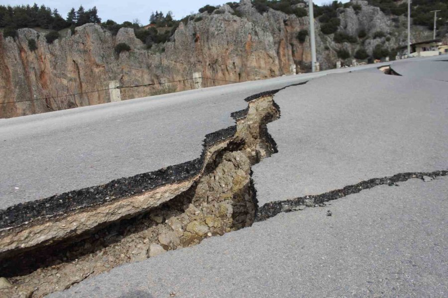 Kartalkaya Barajı’nda Yol Ortadan İkiye Ayrıldı