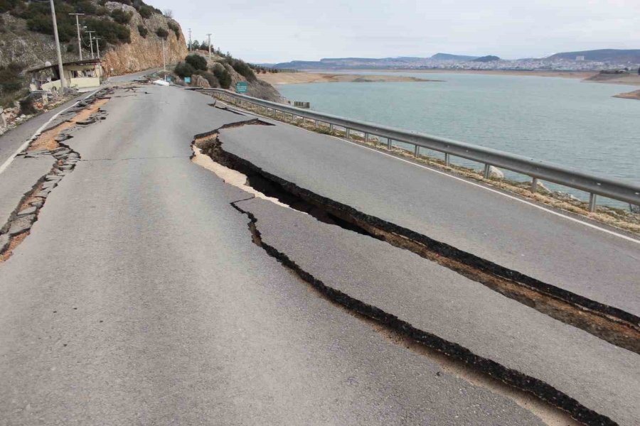 Kartalkaya Barajı’nda Yol Ortadan İkiye Ayrıldı