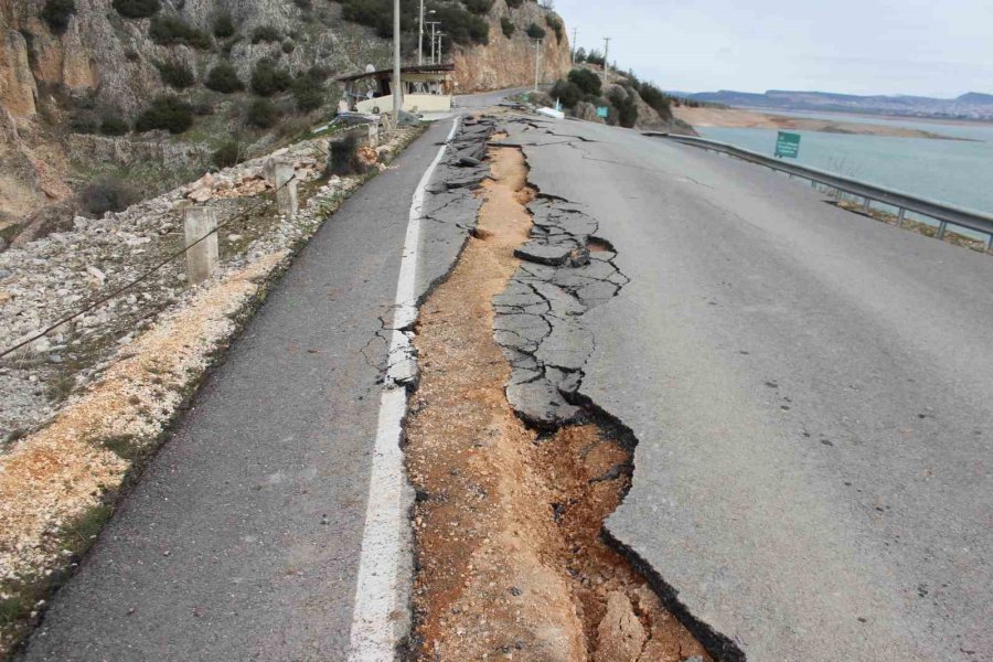 Kartalkaya Barajı’nda Yol Ortadan İkiye Ayrıldı