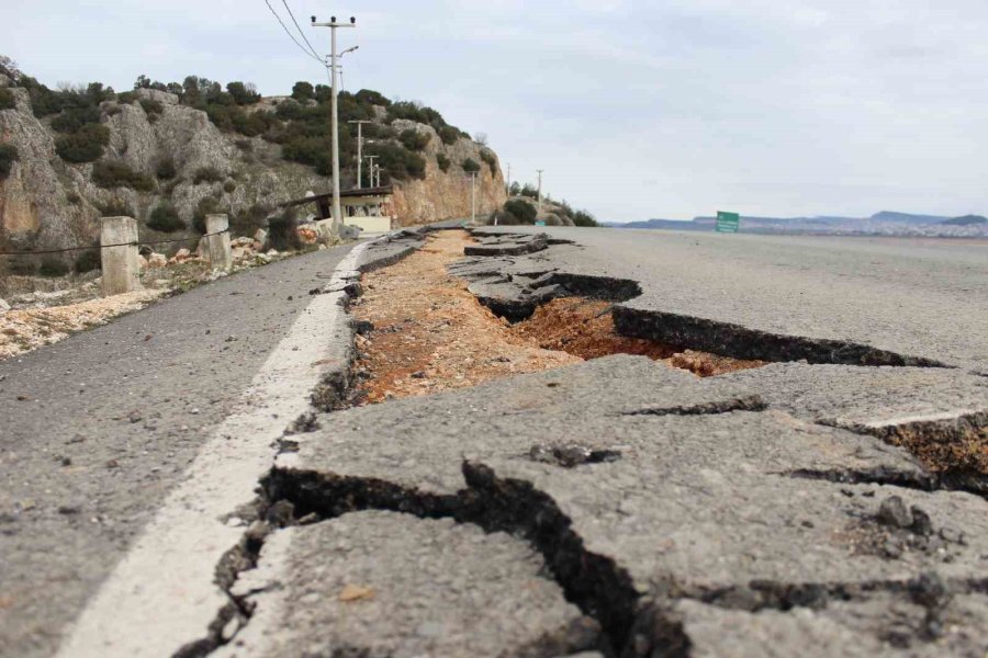 Kartalkaya Barajı’nda Yol Ortadan İkiye Ayrıldı