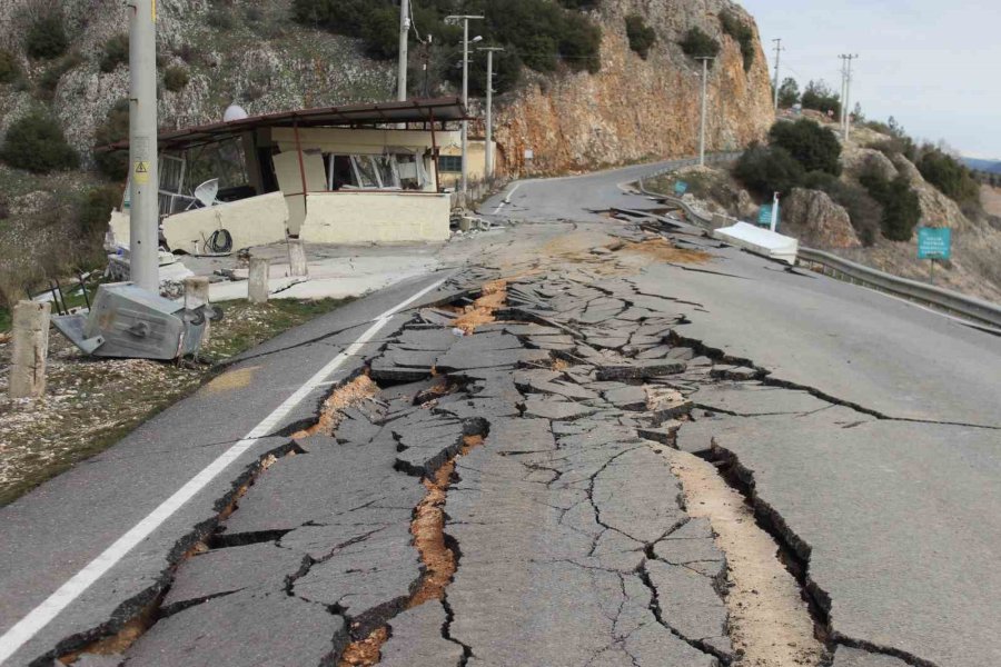 Kartalkaya Barajı’nda Yol Ortadan İkiye Ayrıldı