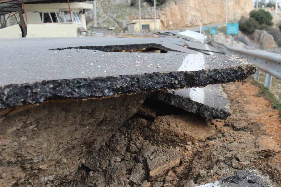 Kartalkaya Barajı’nda Yol Ortadan İkiye Ayrıldı