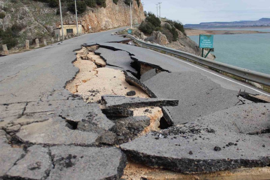 Kartalkaya Barajı’nda Yol Ortadan İkiye Ayrıldı