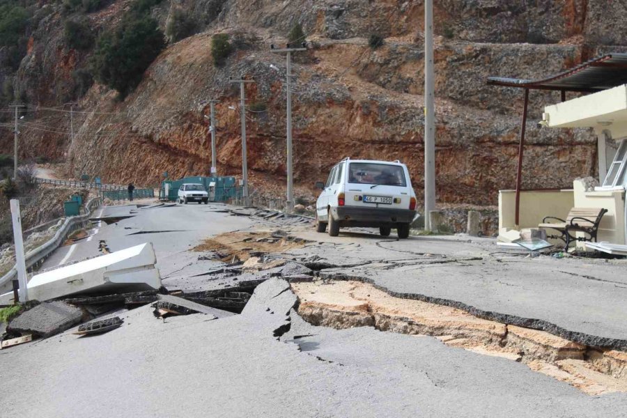 Kartalkaya Barajı’nda Yol Ortadan İkiye Ayrıldı