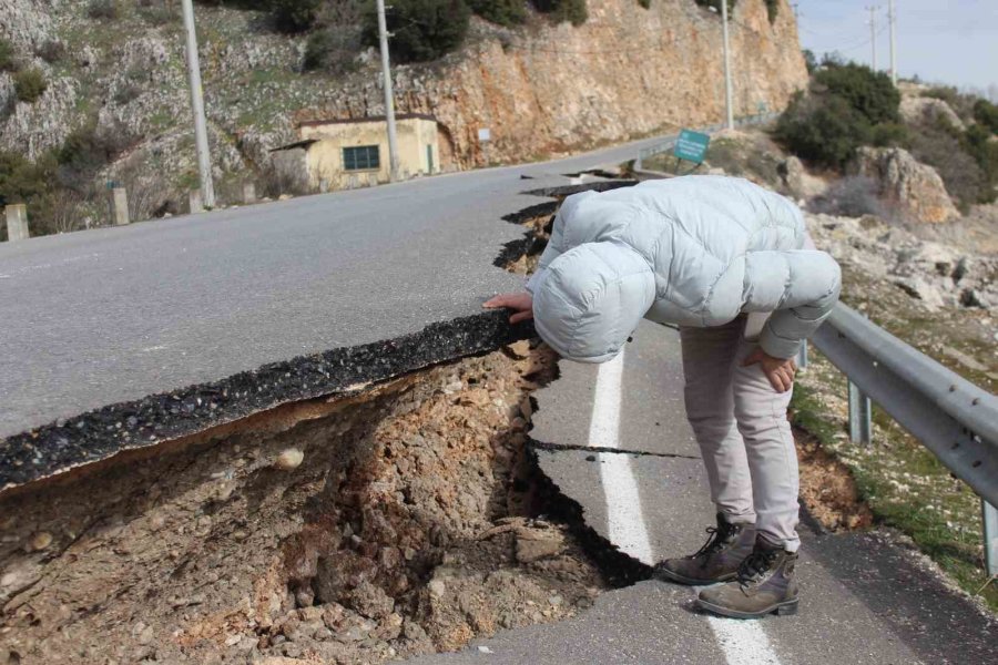 Kartalkaya Barajı’nda Yol Ortadan İkiye Ayrıldı