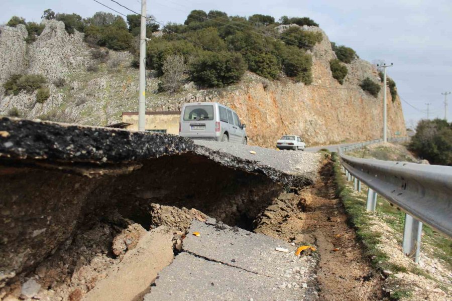 Kartalkaya Barajı’nda Yol Ortadan İkiye Ayrıldı