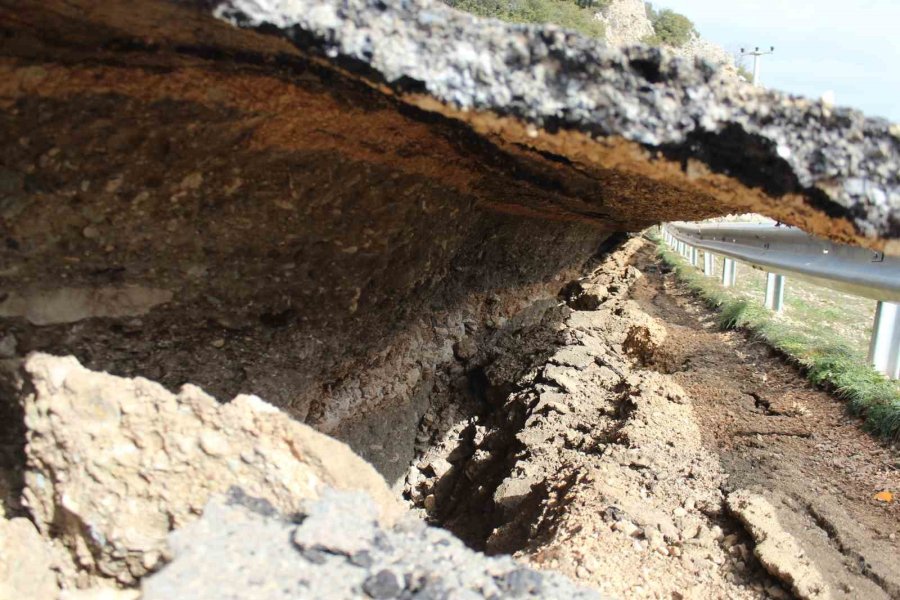 Kartalkaya Barajı’nda Yol Ortadan İkiye Ayrıldı