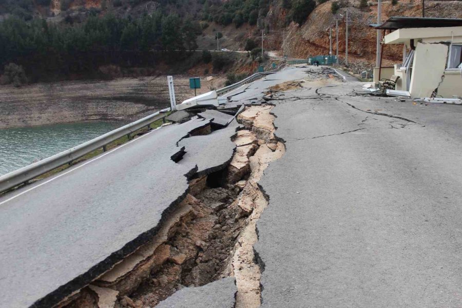 Kartalkaya Barajı’nda Yol Ortadan İkiye Ayrıldı