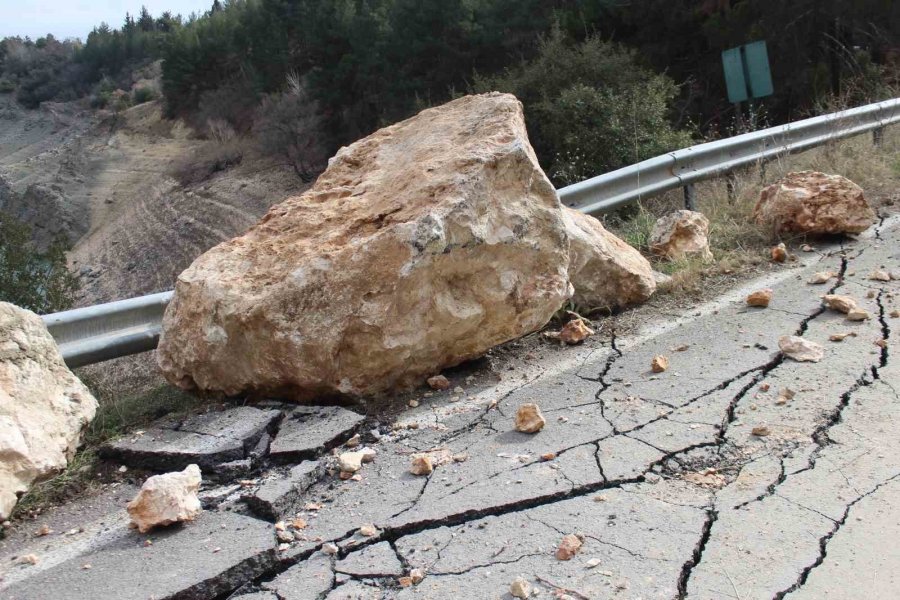 Kartalkaya Barajı’nda Yol Ortadan İkiye Ayrıldı