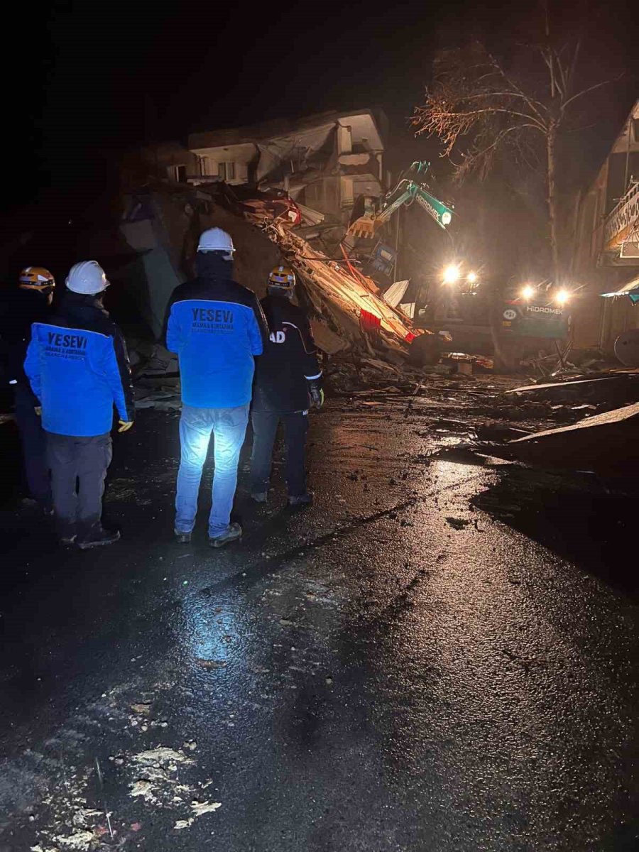 Öğrencisi Ve Öğretmeni Enkaz Altından Birlikte Sağ Olarak Kurtarıldı