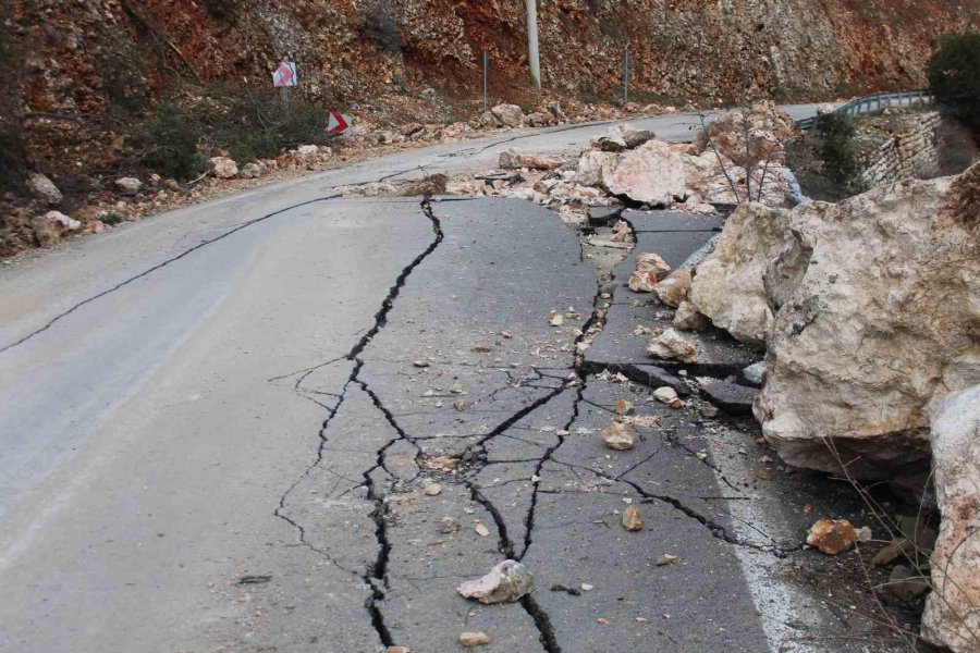 Kartalkaya Barajı’nda Yol Ortadan İkiye Ayrıldı