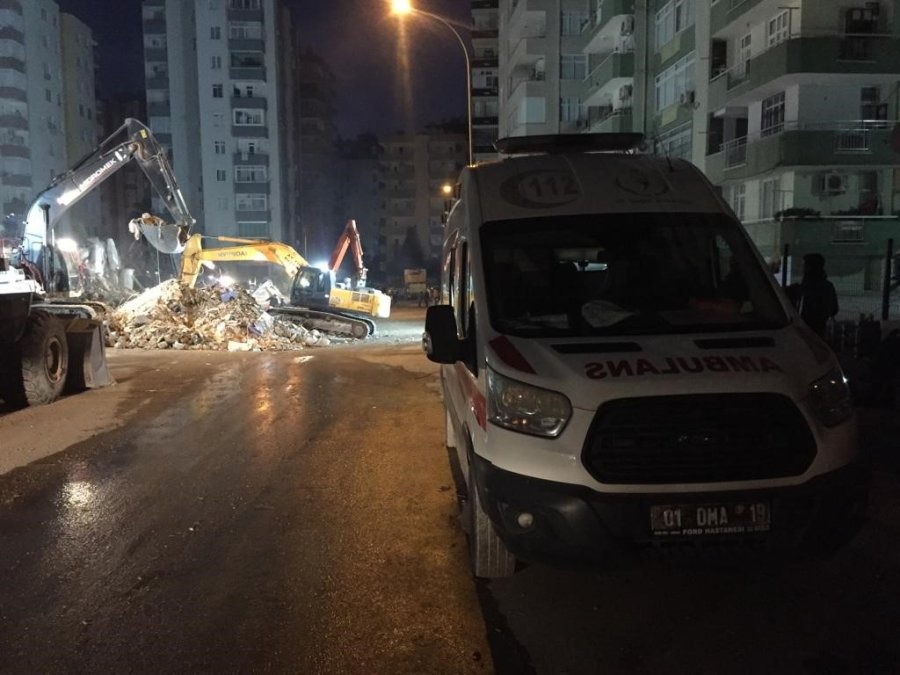 Afet Bölgesinde Kurtarma Çalışmaları Gece-gündüz Demeden Aralıksız Sürüyor