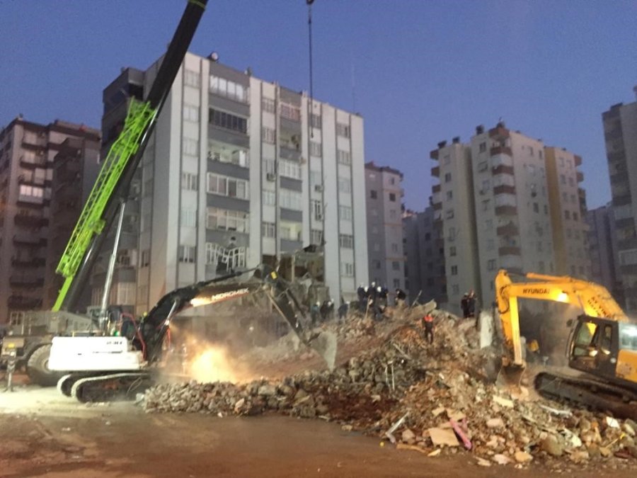 Afet Bölgesinde Kurtarma Çalışmaları Gece-gündüz Demeden Aralıksız Sürüyor