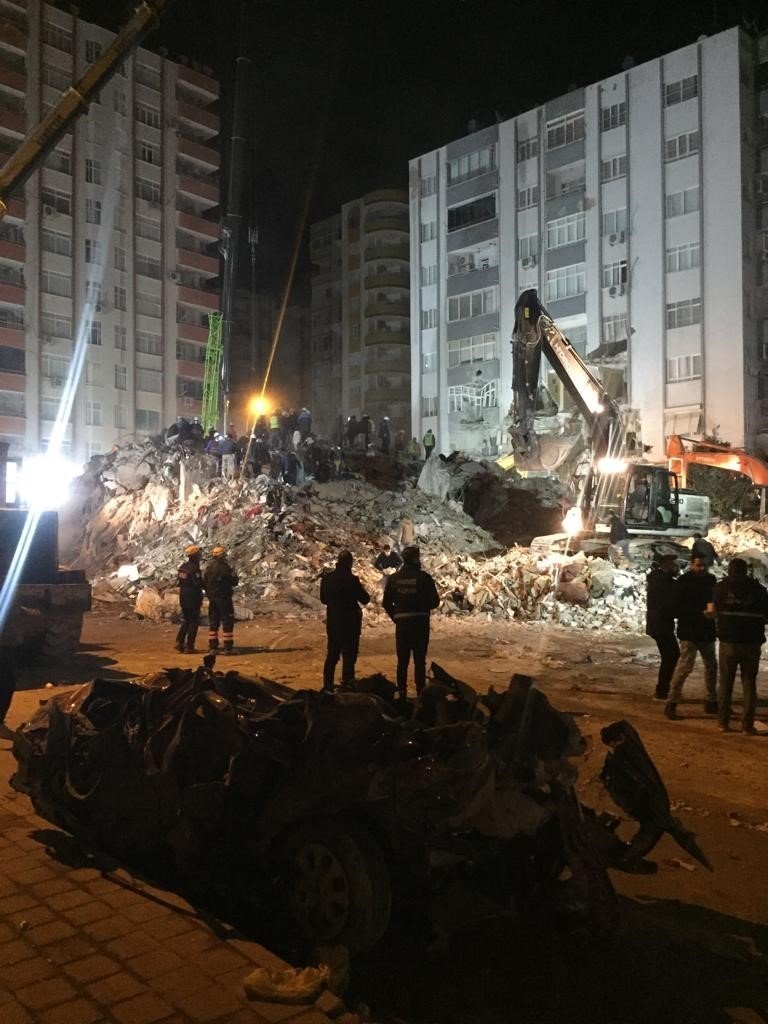 Afet Bölgesinde Kurtarma Çalışmaları Gece-gündüz Demeden Aralıksız Sürüyor