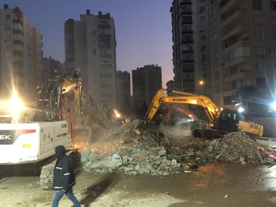 Afet Bölgesinde Kurtarma Çalışmaları Gece-gündüz Demeden Aralıksız Sürüyor