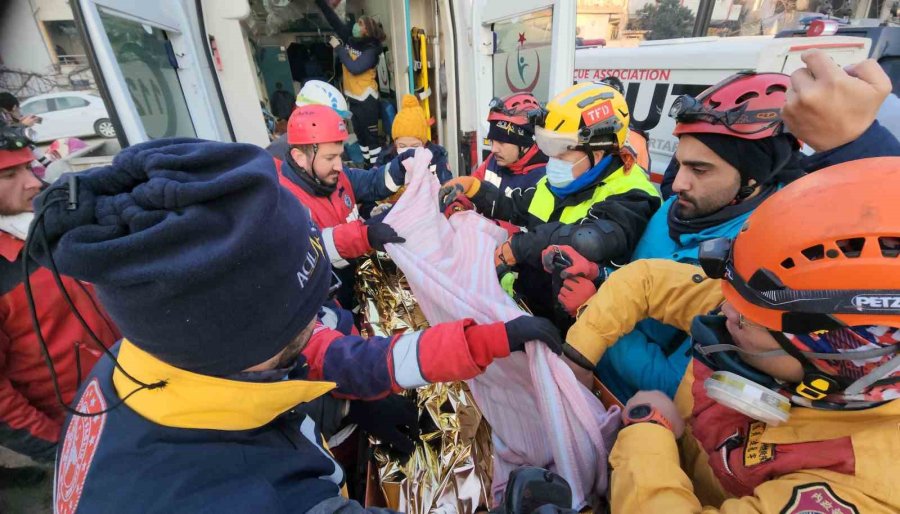 Babası Ümidi Kesmişti, 28 Saatlik Çalışmayla 100. Saatte Enkazdan Çıkarıldı