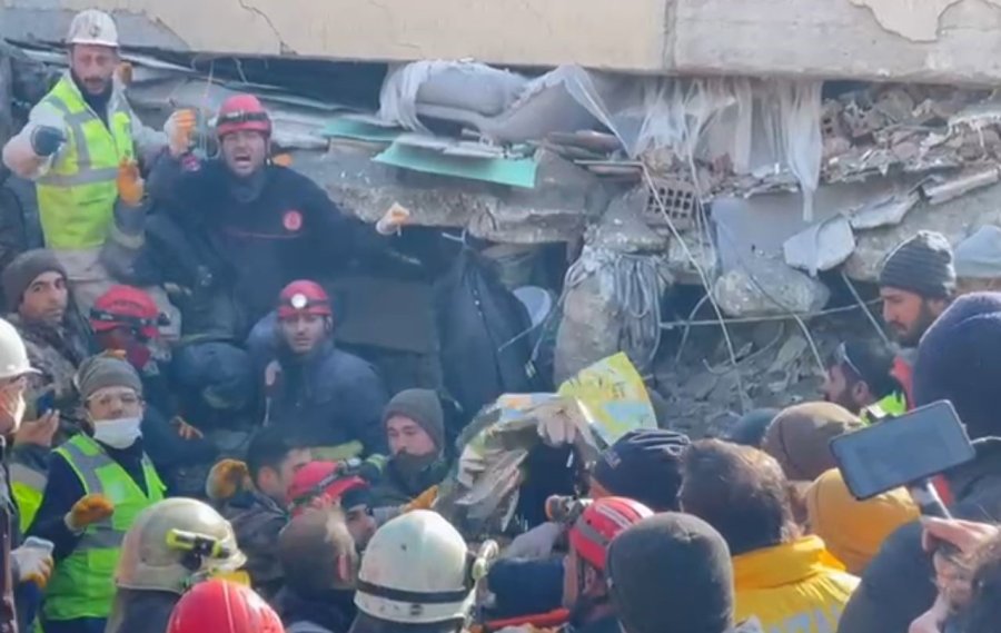 Depremin 107. Saatinde 3 Kardeş Ve Anneleri Enkazdan Canlı Olarak Çıkarıldı