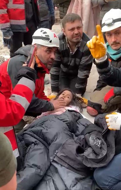 Depremin 106’ncı Saatinde 2 Kız Çocuğu Ve Anne Enkazdan Sağ Çıkarıldı