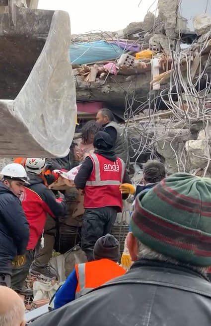 Depremin 106’ncı Saatinde 2 Kız Çocuğu Ve Anne Enkazdan Sağ Çıkarıldı