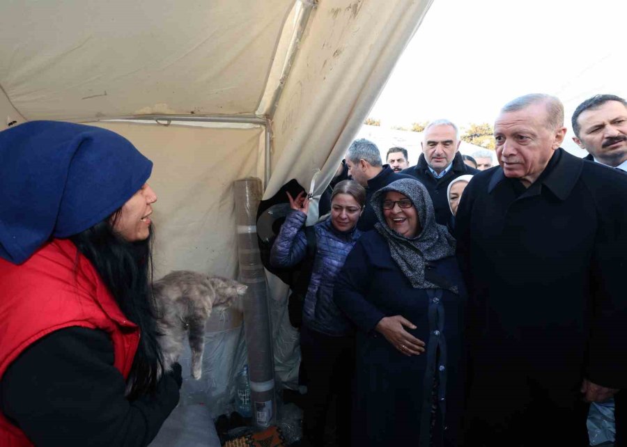 Cumhurbaşkanı Erdoğan, Malatya’da Çadır Kenti Ve Depremzedeleri Ziyaret Etti