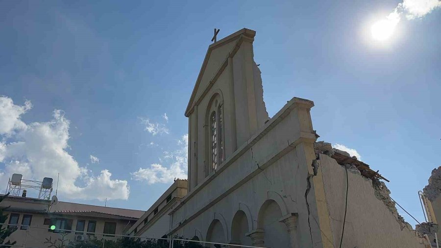 Depremde Tarihi Kilise De Yıkıldı