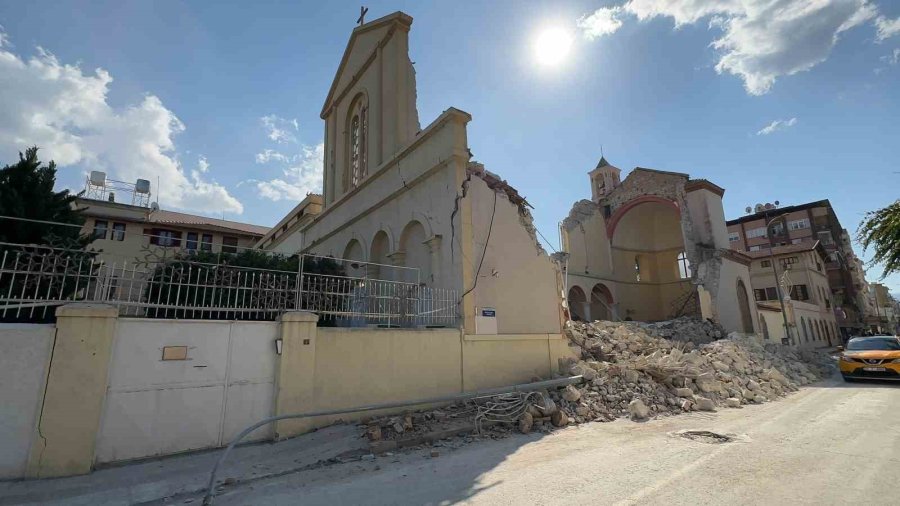 Depremde Tarihi Kilise De Yıkıldı