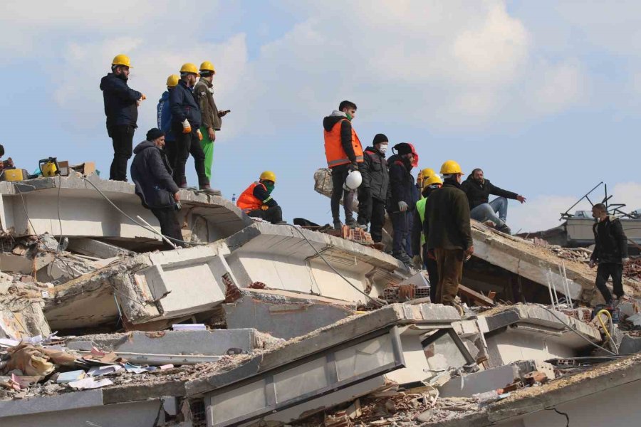 Depremde Yıkılan Binalar Önünde Umutlu Bekleyişler Devam Ediyor