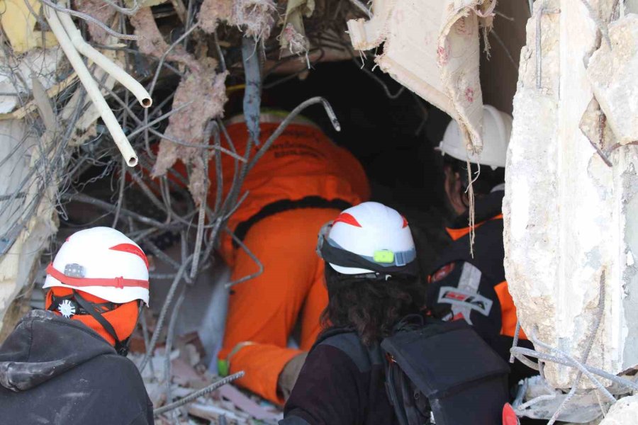 Depremde Yıkılan Binalar Önünde Umutlu Bekleyişler Devam Ediyor