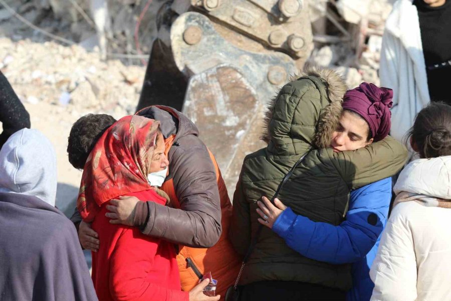 Depremde Yıkılan Binalar Önünde Umutlu Bekleyişler Devam Ediyor