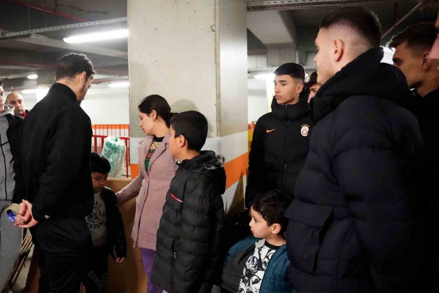 Kahramanmaraşlı Depremzede Aile, Galatasaraylı Futbolcularla Bir Araya Geldi