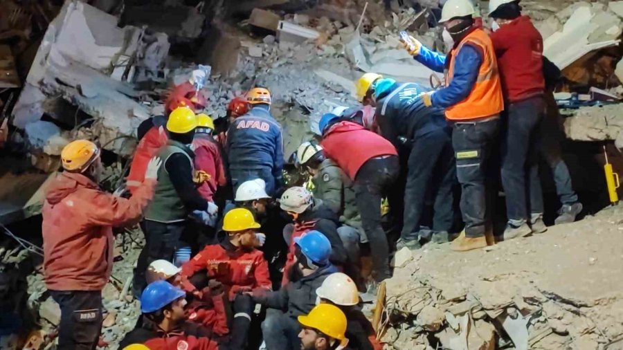 Depremden 111 Saat Sonra Kurtarıldı, Gülümseyerek İyi Olduğu Mesajını Verdi