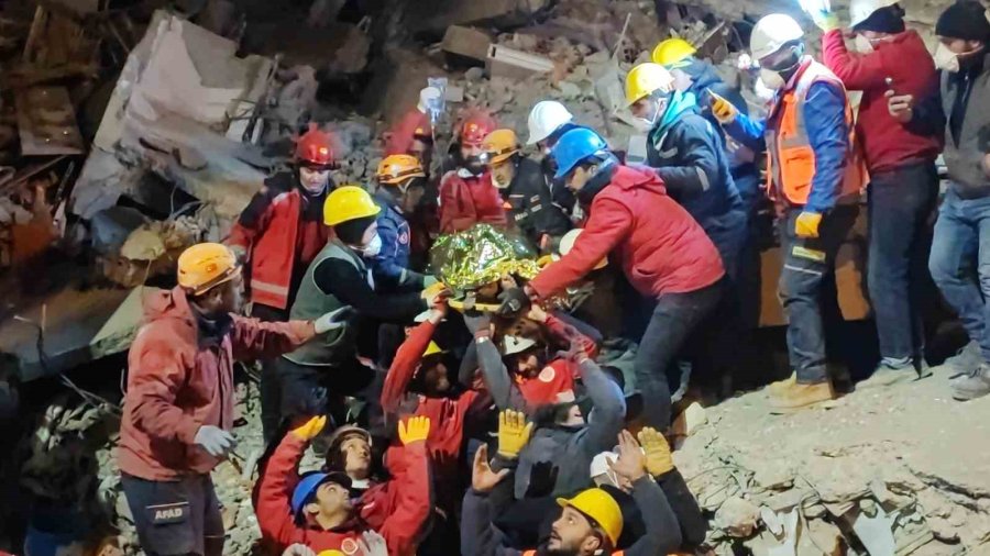 Depremden 111 Saat Sonra Kurtarıldı, Gülümseyerek İyi Olduğu Mesajını Verdi