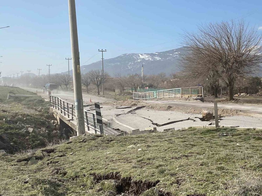 Deprem Yollarda Büyük Hasar Oluşturdu