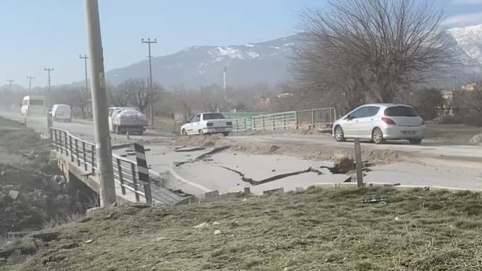 Deprem Yollarda Büyük Hasar Oluşturdu