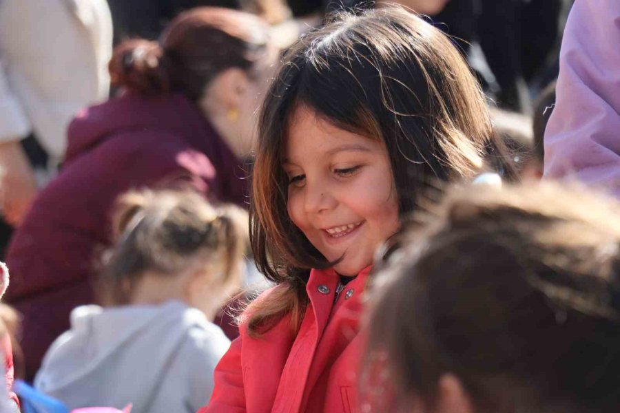 Depremzede Çocukların Acılarını Hafifleten Gülümsemesi