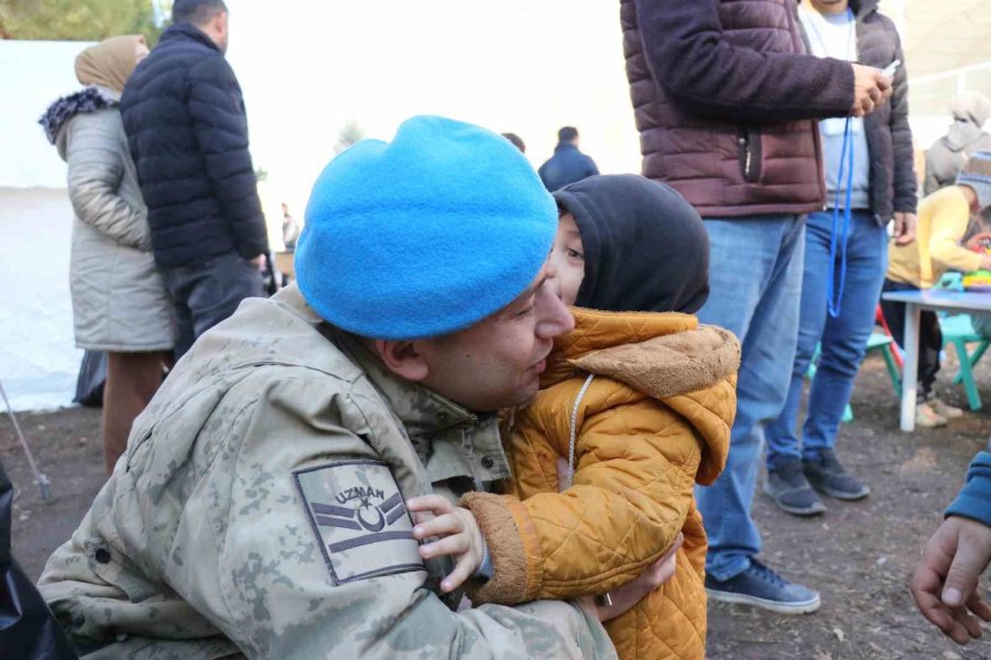 Depremzede Çocukların Acılarını Hafifleten Gülümsemesi