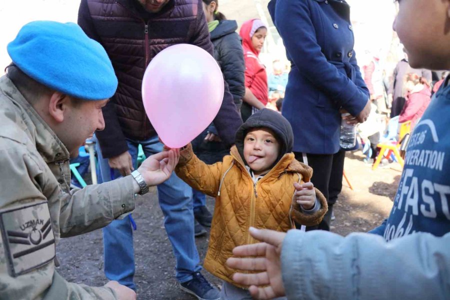 Depremzede Çocukların Acılarını Hafifleten Gülümsemesi