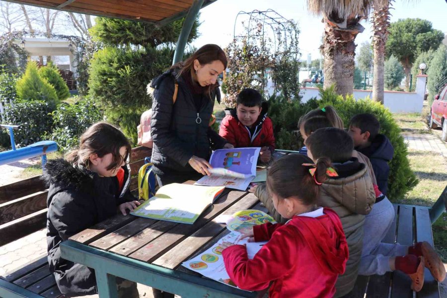 Depremzede Çocukların Acılarını Hafifleten Gülümsemesi