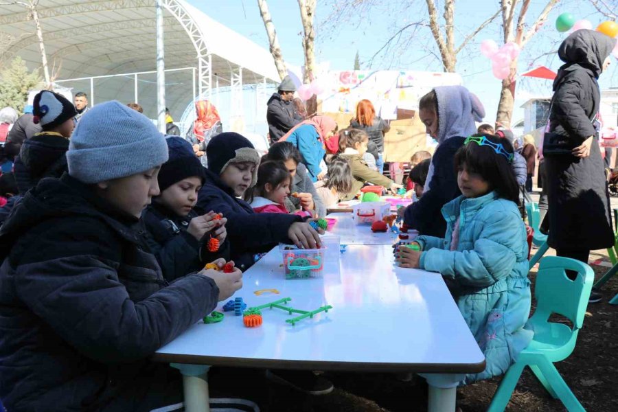 Depremzede Çocukların Acılarını Hafifleten Gülümsemesi